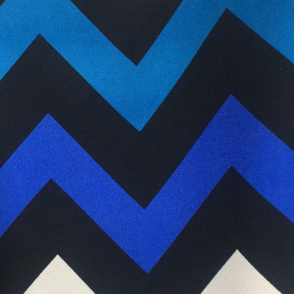 CHARLOTTE RUSSE Cool Bold Statement Chevron Print Long Sleeve 2 Pocket Top - Picture 11 of 15